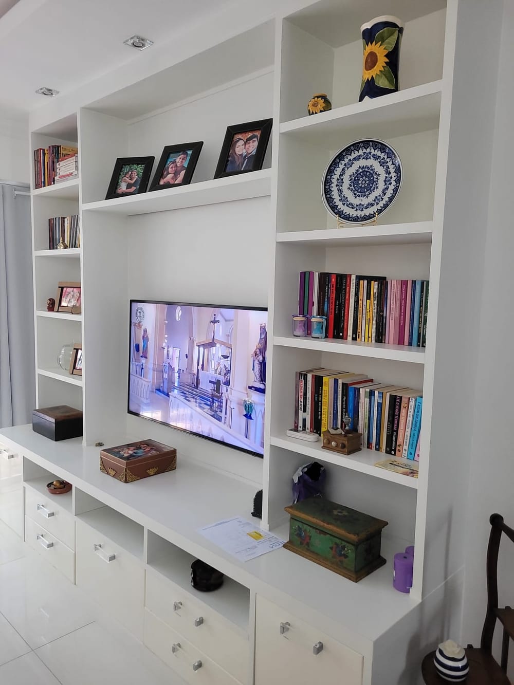 Estante com painel de TV e rack em marcenaria planejada branca