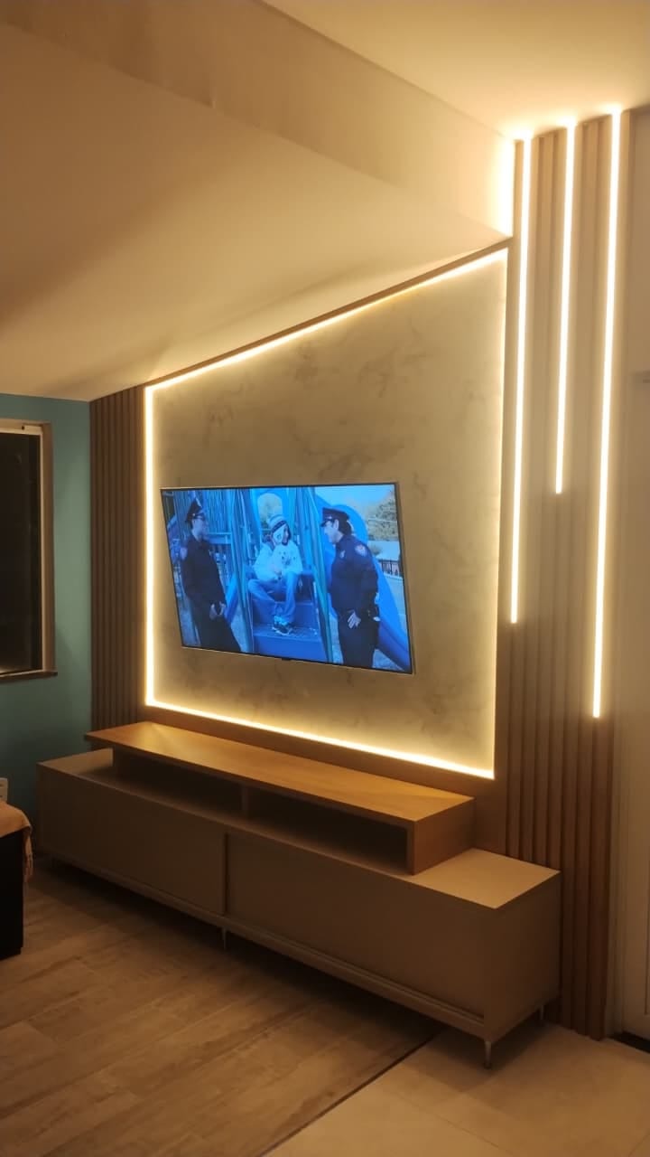 Painel de sala com rack em marcenaria planejada, com iluminação embutida