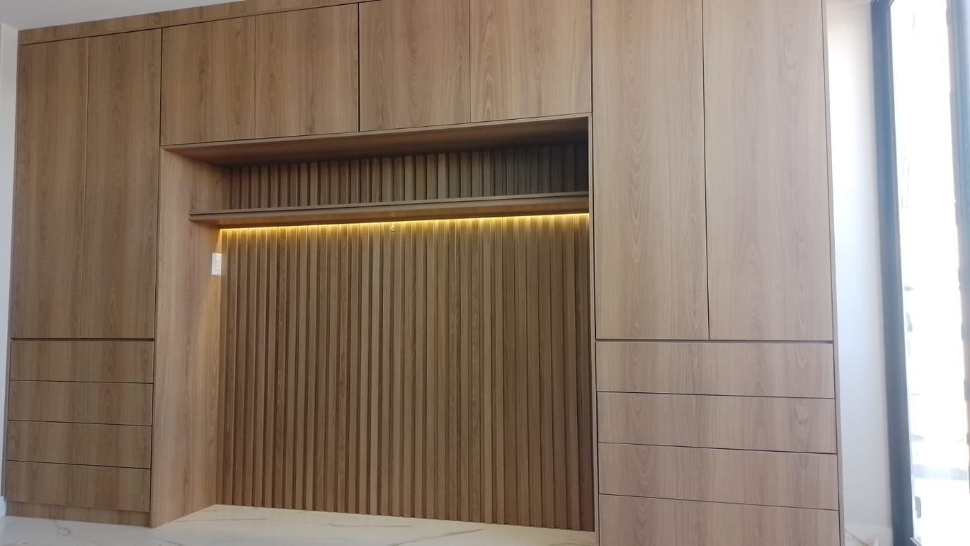 Armário para cama embutida com cabeceira em painel ripado e LED